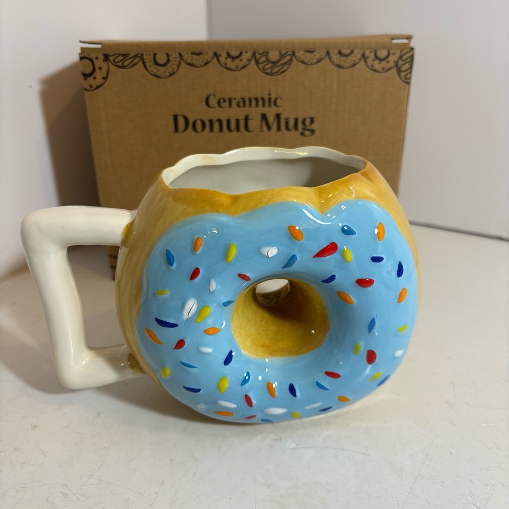BNWOT Comfify blue sprinkle doughnut handled ceramic novelty coffee tea mug